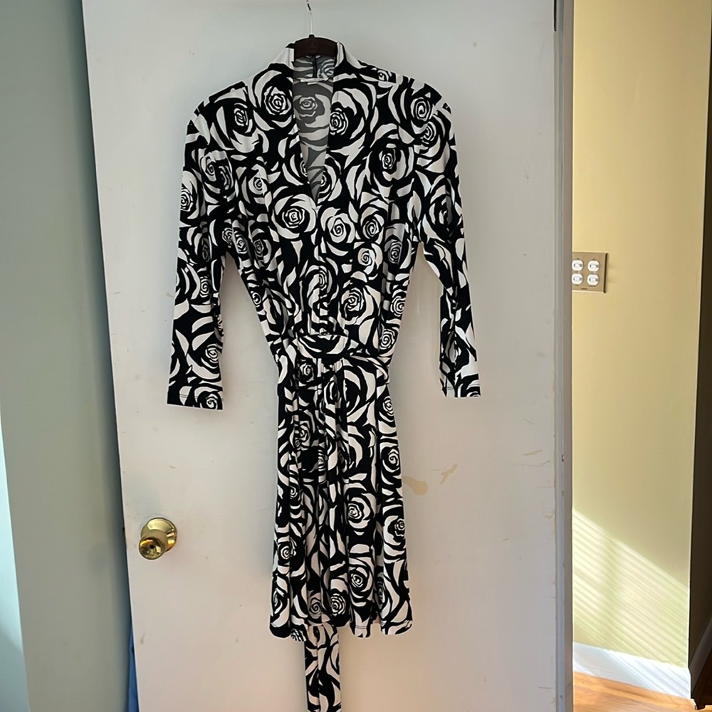 Very forgiving boxy dress with an attached belt to cinch the waist.